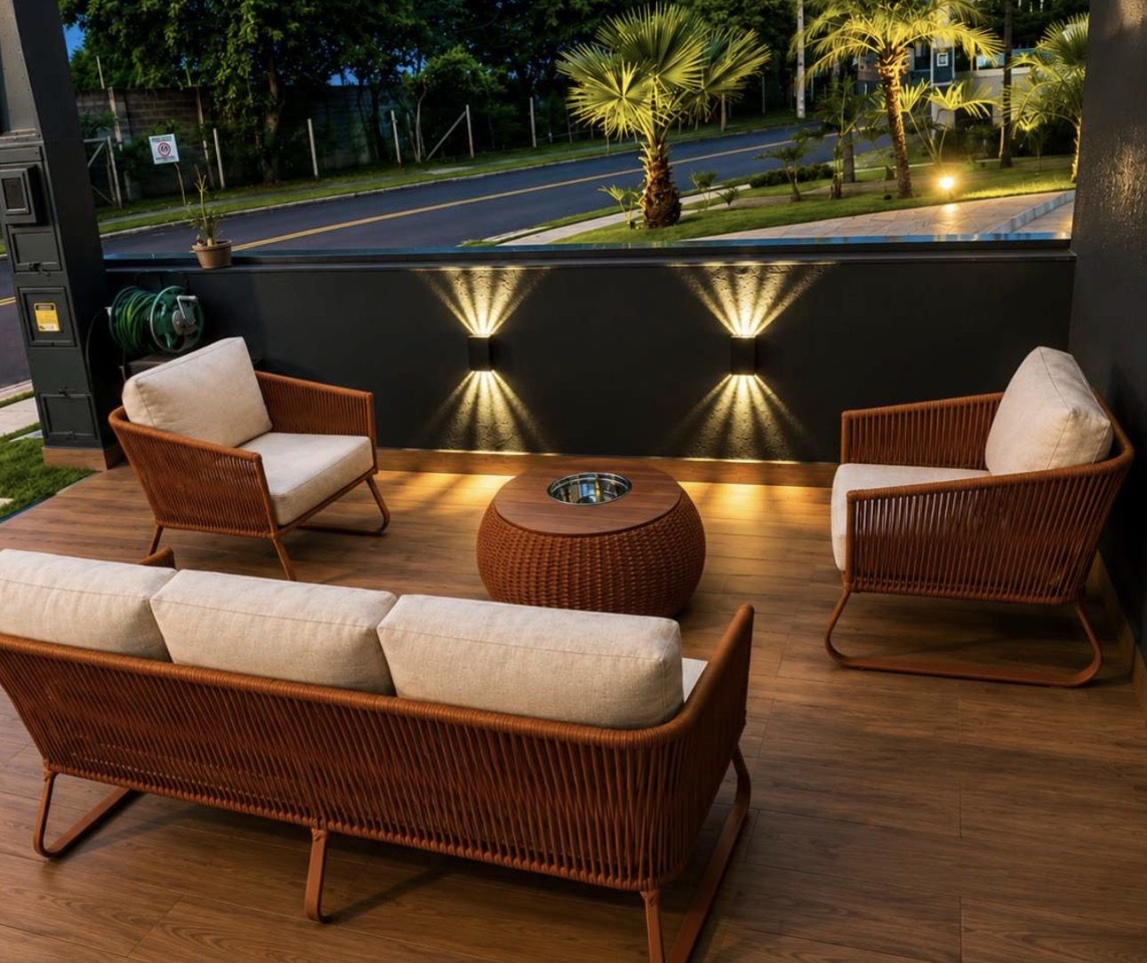 Conjunto de poltronas e sofá em corda náutica em deck residencial