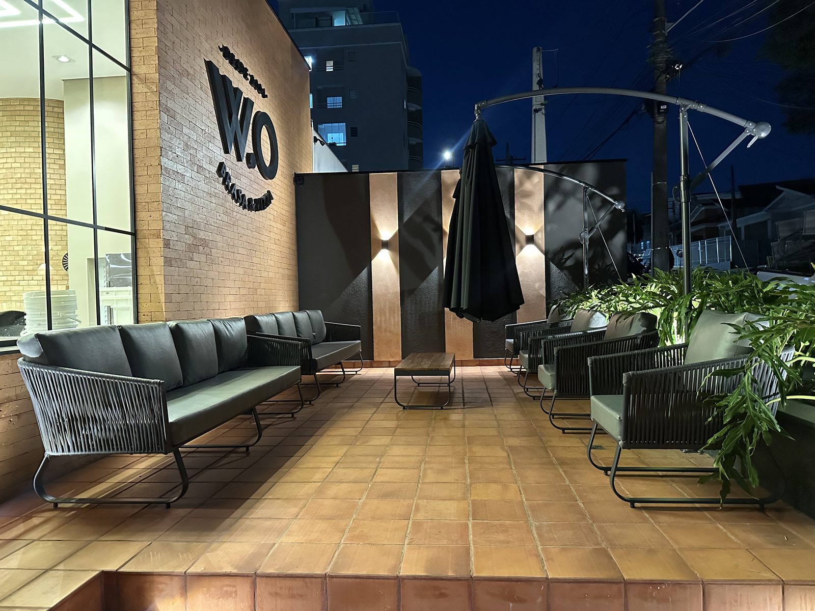 Projeto comercial de área externa assinado pela Acqua House Garden em restaurante
