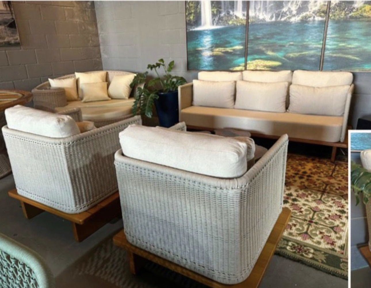 Showroom da Acqua House Garden com sofás e poltronas de área externa em exposição